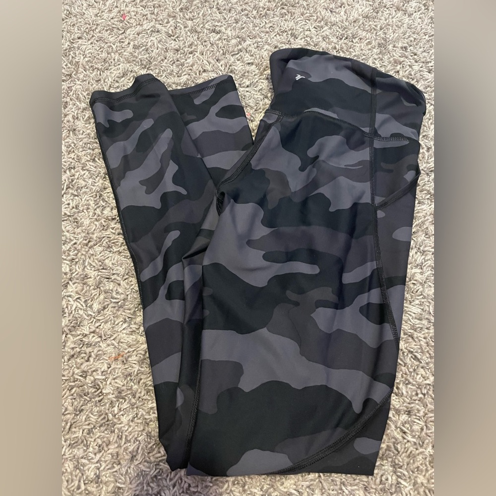 These are high wasted leggings camo from old navy